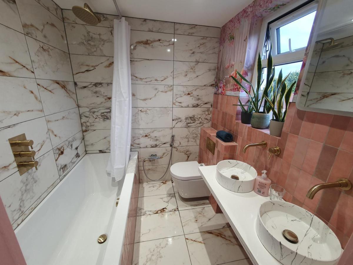 Beautiful Guest Rooms, Free Parking, 30Min Heathrow, 40Min Wembley, 60Min Central London Greenford  Bagian luar foto
